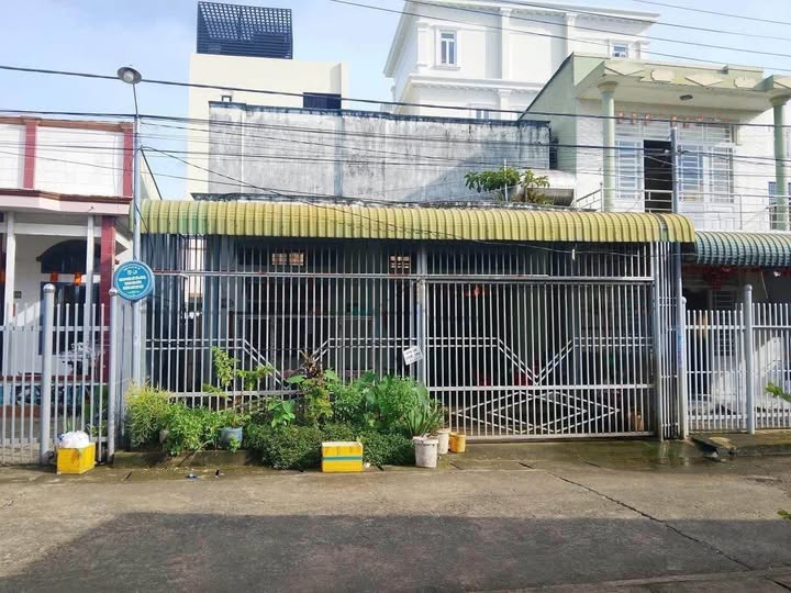 Chính chủ gửi bán căn nhà có diện tích 8,1m x 23m, nở hậu 9,8m