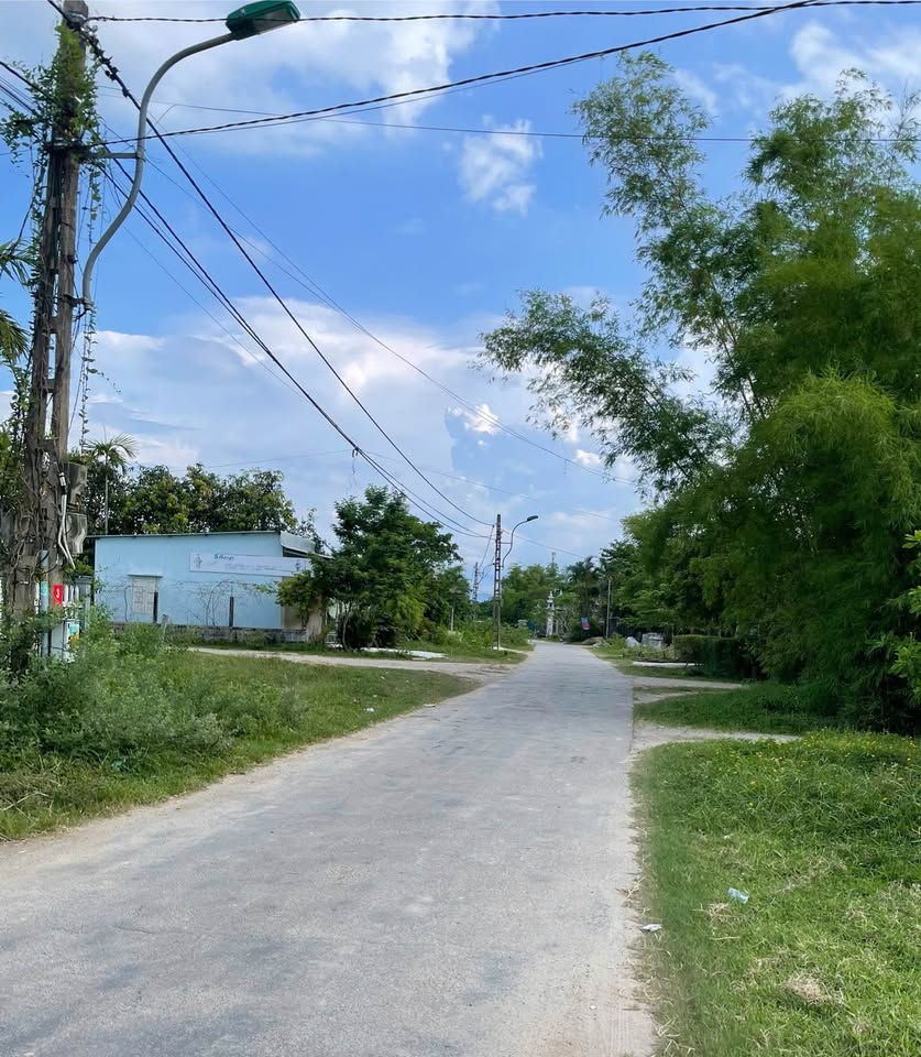 Tọa lạc tại vị trí đắc địa trên mặt tiền đường Nguyễn Viết Xuân, thành phố Huế