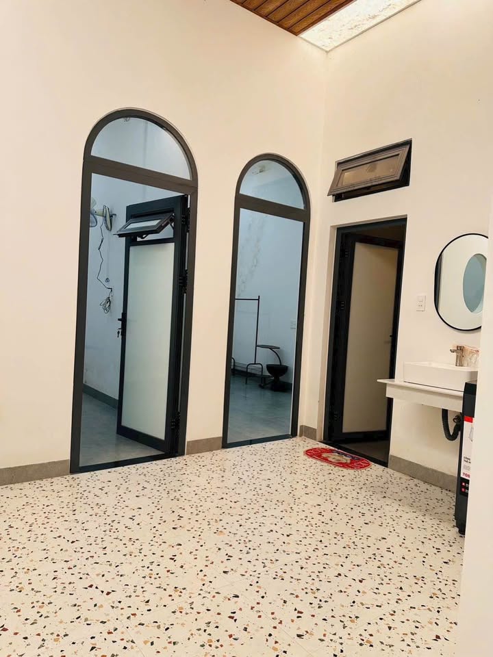 Nhà xinh giá mềm, hẻm mát rượi, sẵn 3 phòng ngủ đón chủ mới