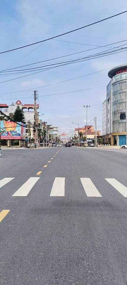 Nhà Đại Linh 10 xu, lô góc thoáng sáng, đủ chỗ cho xe hơi đỗ gần