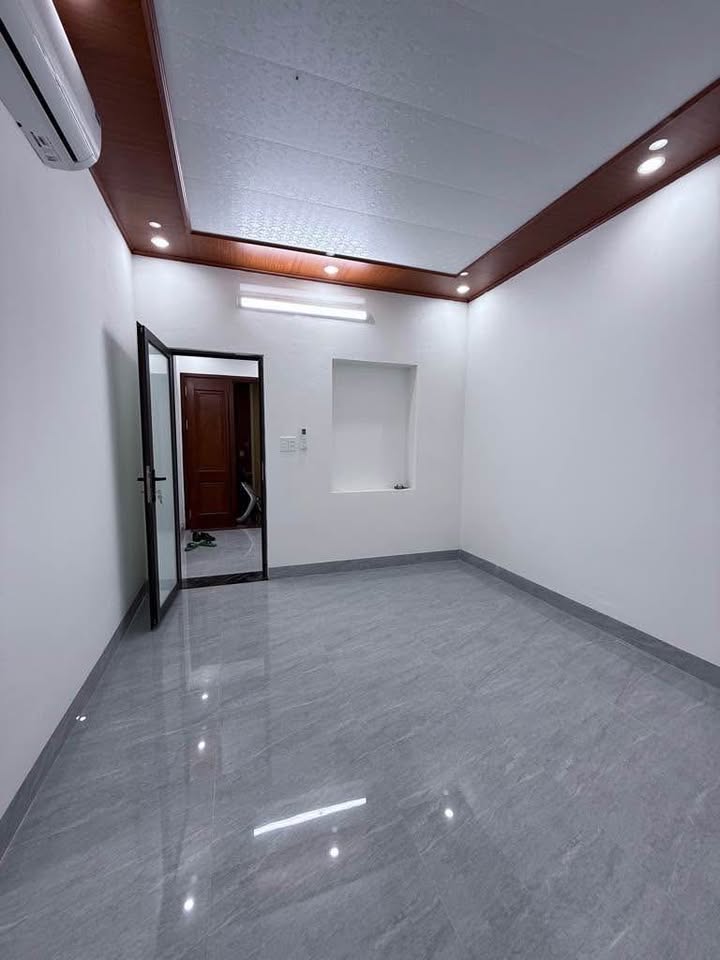 Bán nhà tập thể tầng 1, 40m2, 2 phòng ngủ tại phố Nguyễn Văn Cừ, Long Biên