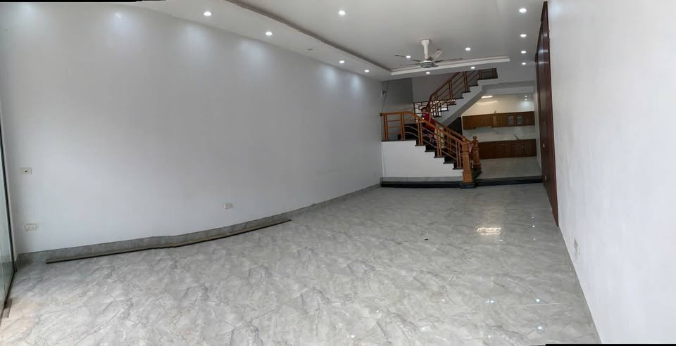 Bán nhà 3 tầng, mặt tiền 5m, 300m2 xây dựng, cách trường Dân tộc Nội trú tỉnh 60m, Yên Bái