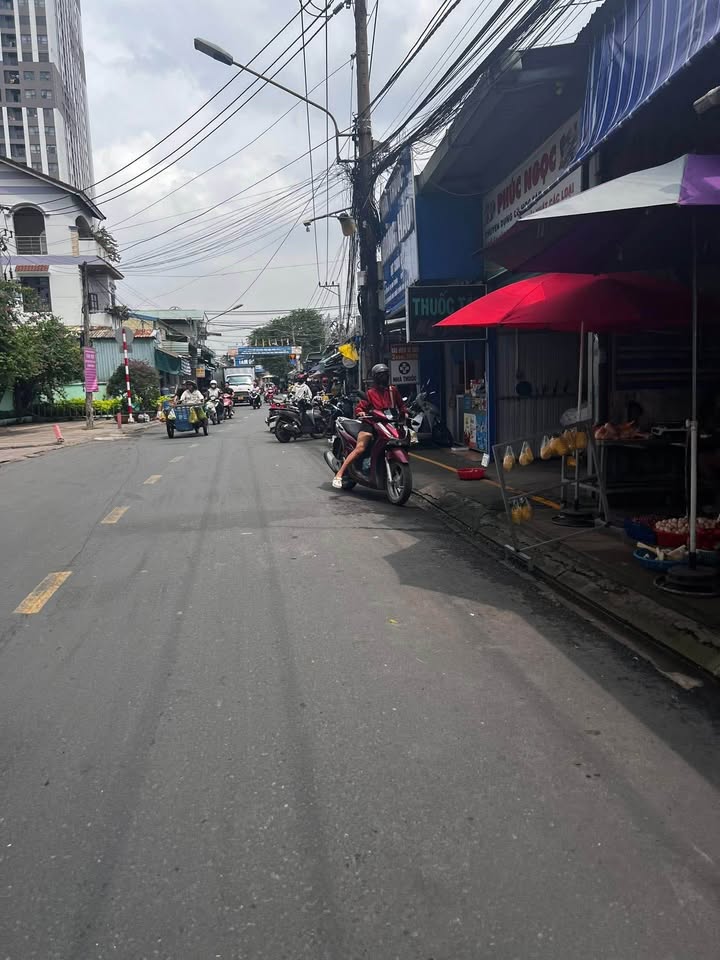 Bán đất có nhà cấp 4, 120m2 đất ở, mặt tiền 6.7m, gần Đại học Quốc gia