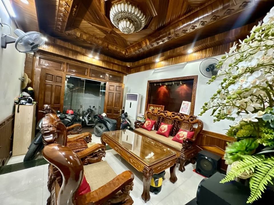 Nhà lô góc 2 mặt thoáng, sát Quận Uỷ, 3 phút ra Hồ Tây, vào là thích ngay