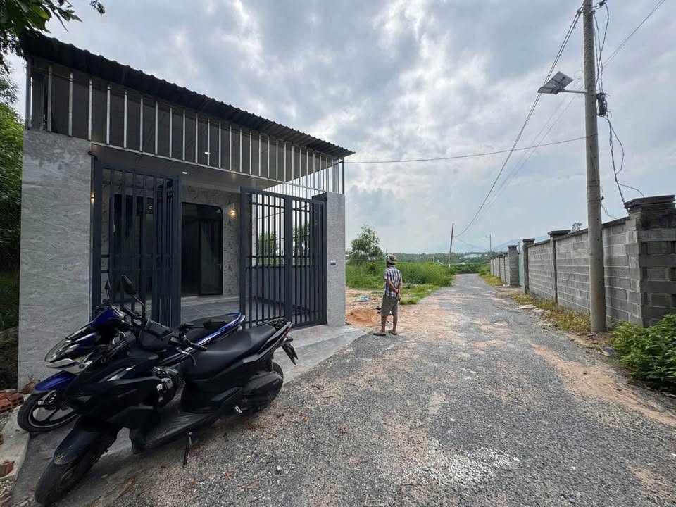 Chào bạn, chúng tôi đang có một căn nhà sổ riêng cần bán gấp tại khu phố Suối Nhum, phường Tân Thành