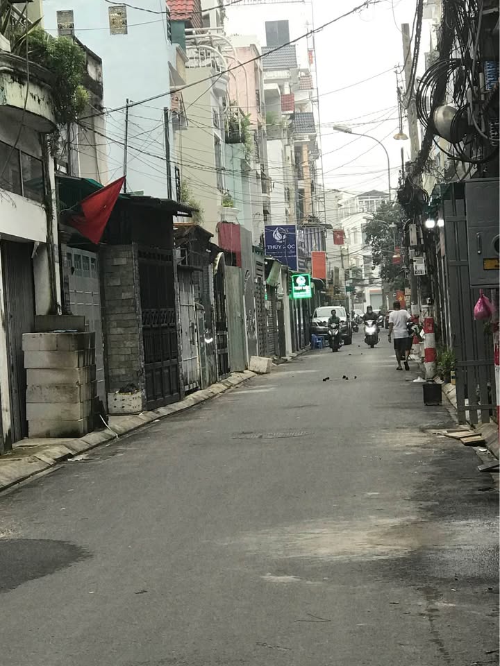 Nhà 5x13.5m Tân Bình - Ngay Emart, Ga T3, giá nhỉnh 8 tỷ, hẻm 6m bao xe hơi