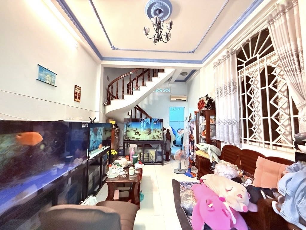 Chào mừng bạn đến với căn nhà hẻm xe hơi, chỉ cách một căn nhà là ra hẻm xe hơi tránh nhau