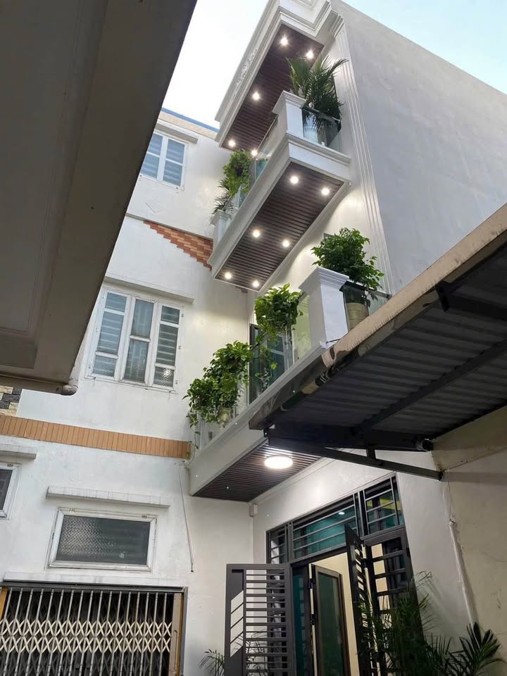 Nhà 3 tầng ngõ 198 Giải Phóng, 3 phòng ngủ, giá 2,62 tỷ