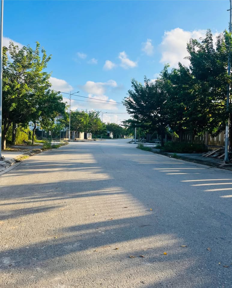 Bán đất 326m2 mặt tiền 15m, đường ô tô tránh, gần Royal Park, Huế