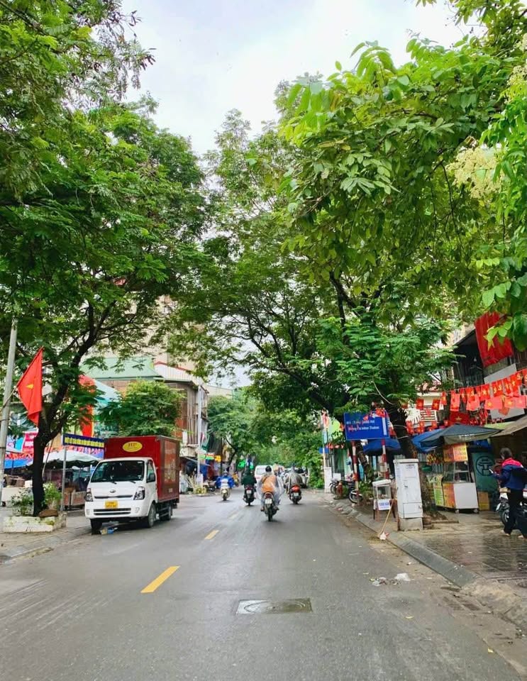 Nhà lô góc Hoàng Quốc Việt 2 mặt ô tô tránh, giá hời, xem là mê