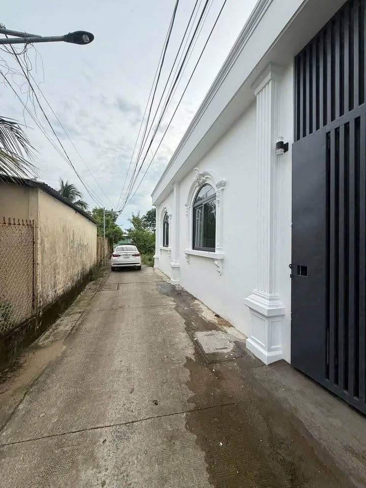 Nhà 2 ngủ 107m² phong cách tân cổ điển, hẻm ô tô Đoàn Kết, Sơn Đông, Bến Tre - 1.59 tỷ