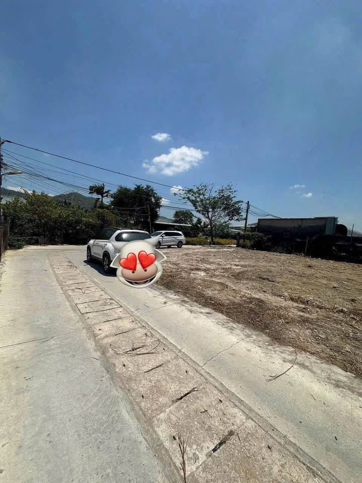 Bán đất mặt tiền đường bê tông, phường Long Hương