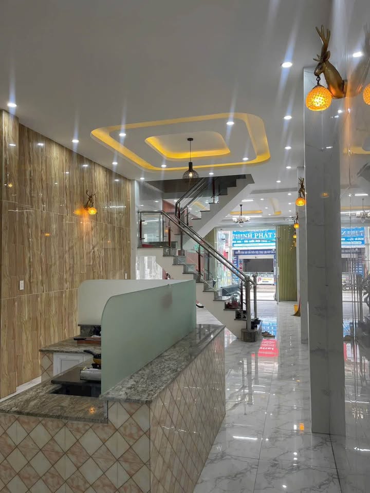 Bước vào một câu chuyện an cư lý tưởng tại căn nhà 1 trệt 2 lầu tọa lạc trên đường Tân Việt Hòa