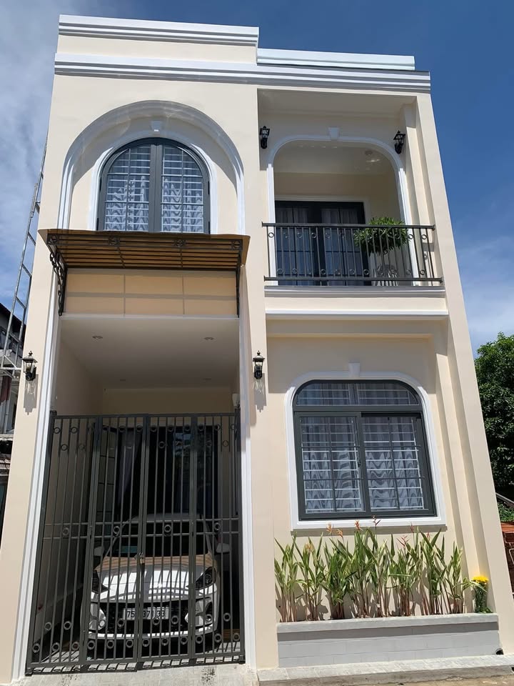 Nhà kiệt ô tô Hoàng Quốc Việt chào bán - Giá hấp dẫn