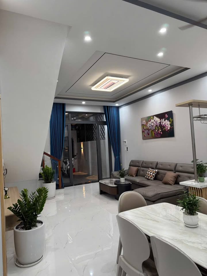 Siêu phẩm nhà lầu 2 tầng tại khu Đông Á, phường Tân Xuân, thành phố Đồng Xoài, tỉnh Bình Phước