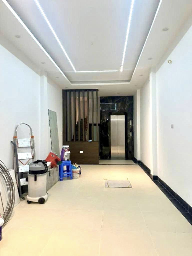 Nhà 6 tầng thang máy, cạnh công viên Nghĩa Đô, giá chỉ 13,9 tỷ