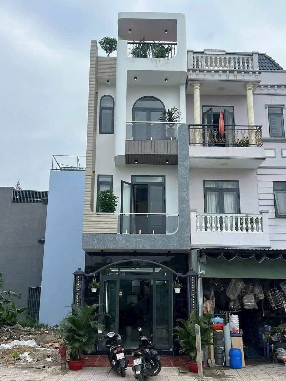 Nhà phố mặt tiền kinh doanh có thang máy, sẵn sàng đón chủ mới