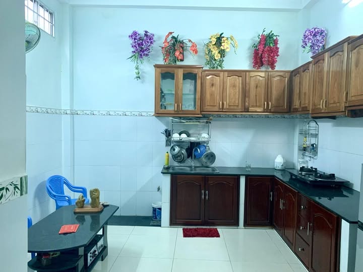 Nhà 3 tầng hẻm Nguyễn Công Trứ, Đắk Lắk, iá 1,7 tỷ, sổ riêng, công chứng nhanh