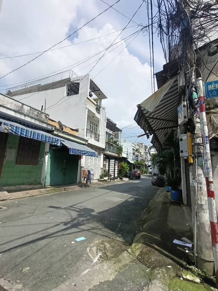 Nhà 1 trệt 2 lầu, 4pn, sổ hồng riêng, giá hơn 3 tỷ