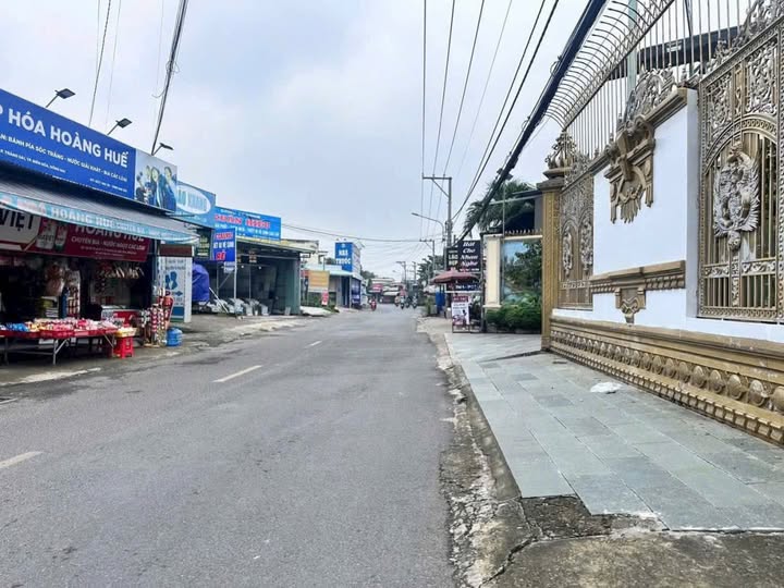 Bán nhà mặt tiền kinh doanh, 215m2 đất thổ cư, gần ngã tư Phú Thọ, đường 2 container tránh nhau