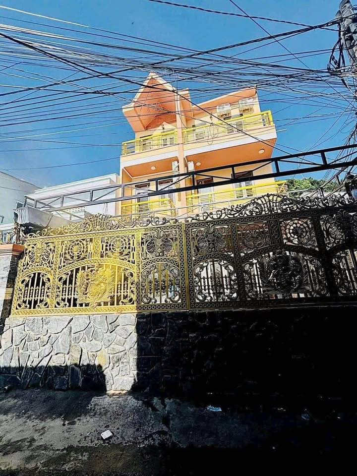 Siêu phẩm nhà mới xây 3 tầng kiên cố, sở hữu 2 mặt tiền cực thoáng, ô tô đỗ tận cửa