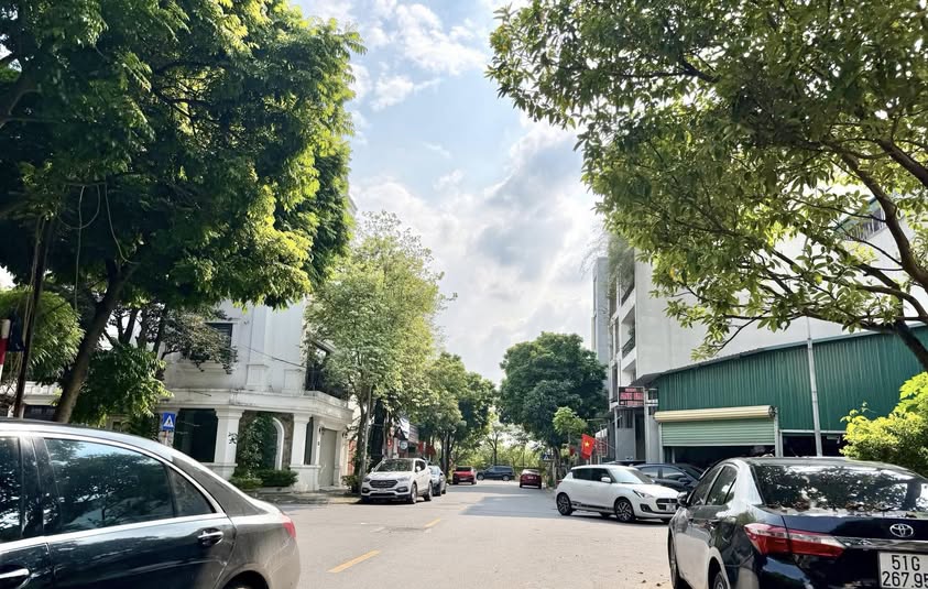 Nhà 2 mặt phố kinh doanh đỉnh, mặt tiền 7m, tặng biệt thự sân vườn