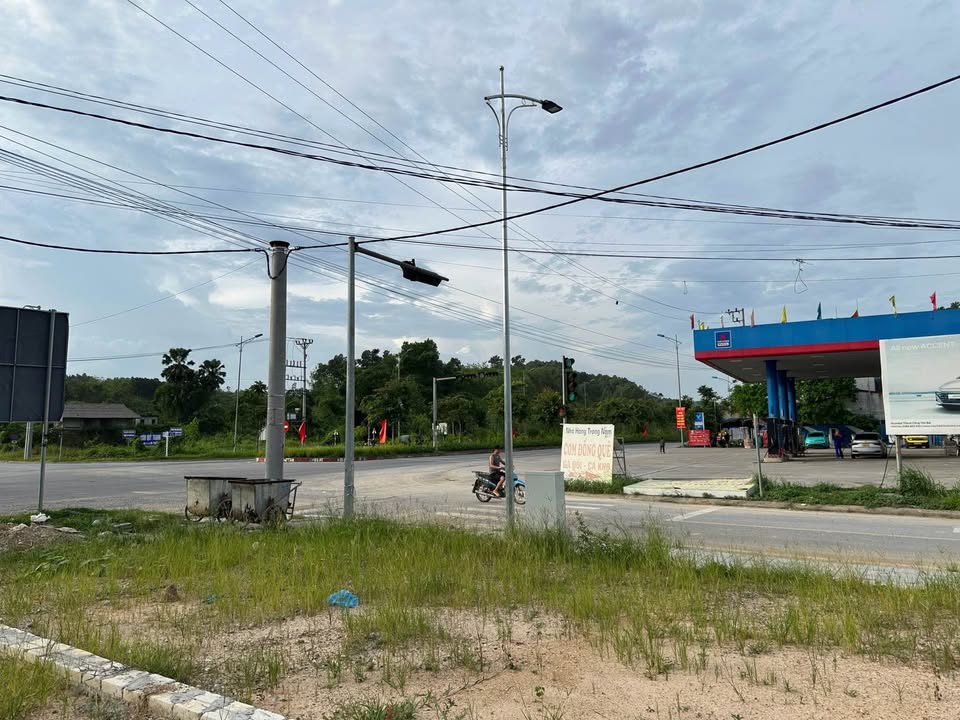 Đất vàng ngã tư Âu Cơ, Yên Bái, diện tích khủng, hướng Đông Bắc, giá hời