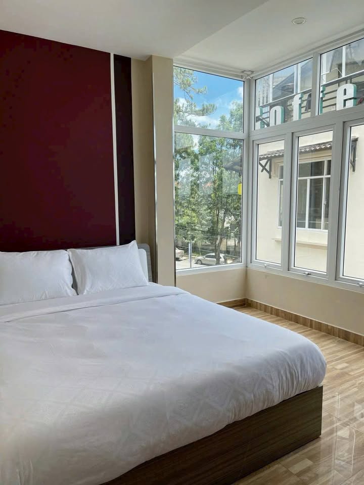 Bán gấp khách sạn 13 phòng trung tâm Đà Lạt, 5 phút ra chợ đêm 11,5 tỷ