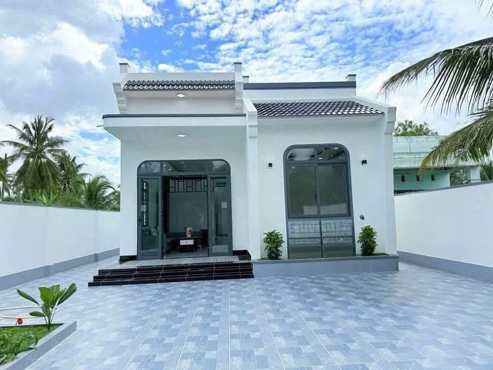 Bán biệt thự gần hoàn thiện tại Phú Tân, Bến Tre, diện tích 300m2, giá chỉ 2,39 tỷ
