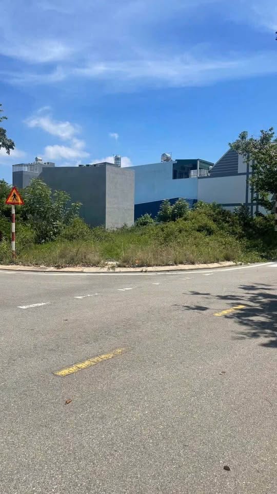 Bán gấp lô góc biệt thự tái định cư Nam Cương, đối diện công viên xanh