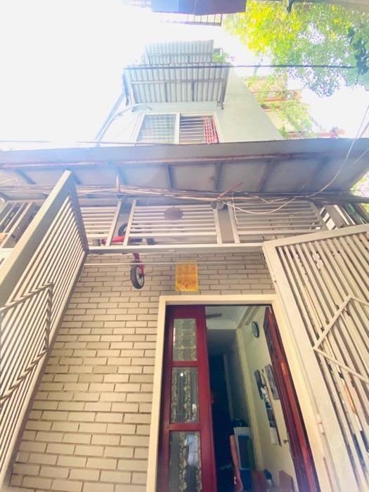 Tọa lạc tại phố Quất, một con phố mang đậm dấu ấn thời gian, ngôi nhà 4 tầng với kiến trúc dân xây vững chãi