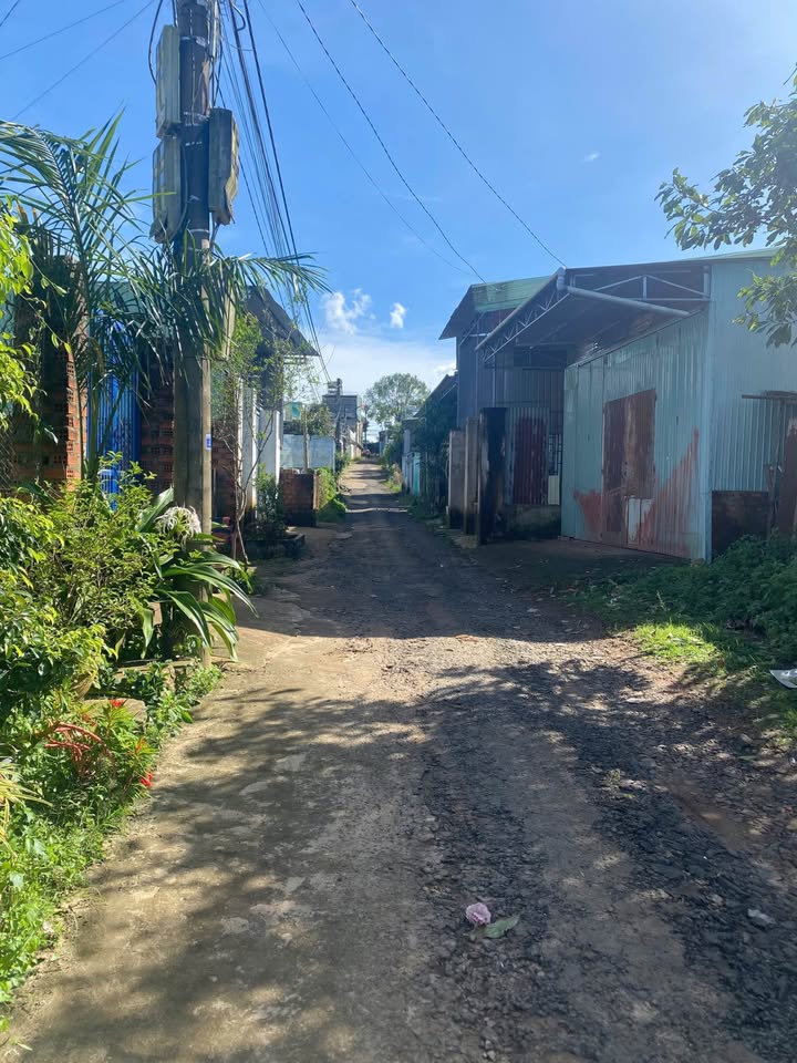 Nhà 1 mê 1 lửng 3 phòng ngủ, 5m x 25m, 2 tỷ nhỉnh, gần Raca Farm, Pleiku