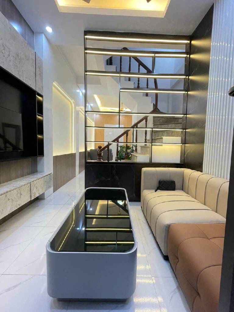 Tọa lạc tại con phố Phan Kế Bính, Hà Nội, ngôi nhà xinh đẹp này mở ra một không gian sống đầy thơ mộng và tiện nghi