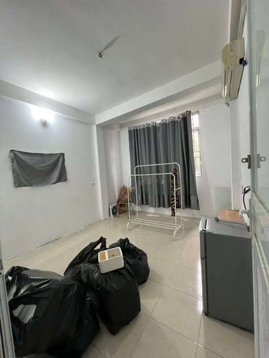 Nhà 4.5 tầng Văn Phú kinh doanh bét nhè, ô tô né nhau vèo vèo