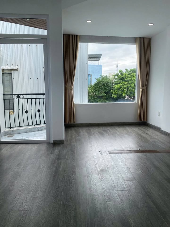 Nhà 3 tầng trung tâm Hải Châu 50m2, 3 phòng ngủ, full nội thất, giá hời