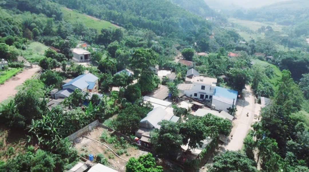 Đất view núi, bám suối, mặt tiền 17m thoát ly Hà Nội 40km