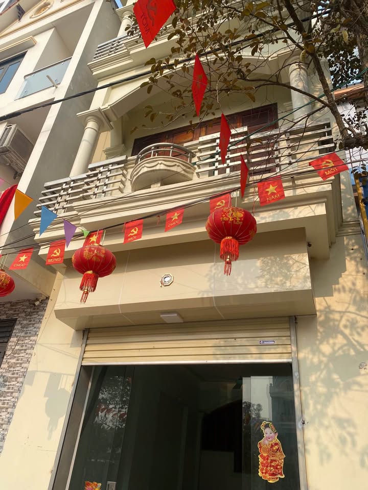 Nhà trung tâm phường Hồ vườn hoa trước mặt, gần chợ, giá hợp lý