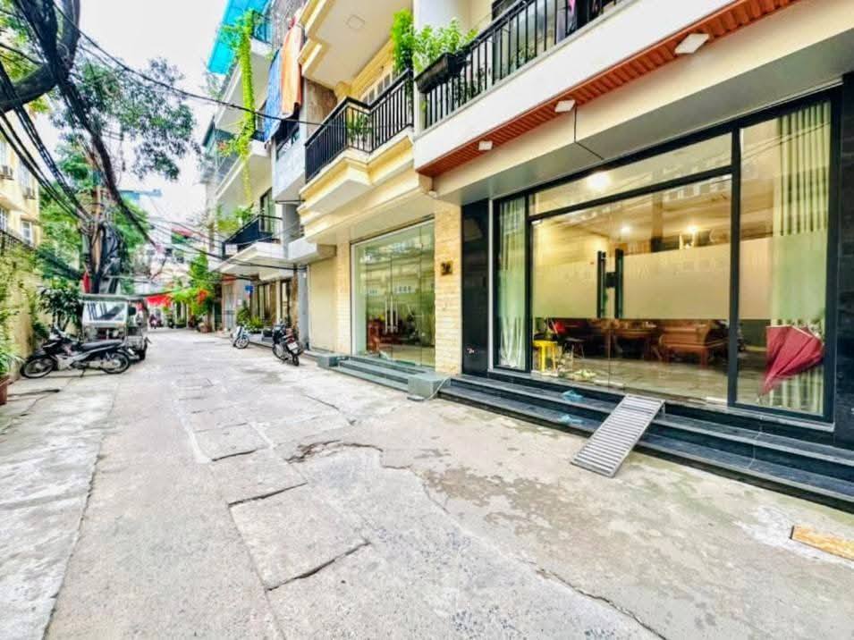 Tọa lạc tại vị trí đắc địa Trần Khát Chân, Lạc Trung, căn nhà này sở hữu diện tích 61m2