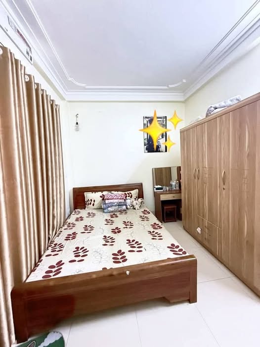 Nhà 3 tầng đẹp, mặt tiền rộng 7.5m, 45m² tại Long Biên, Hà Nội