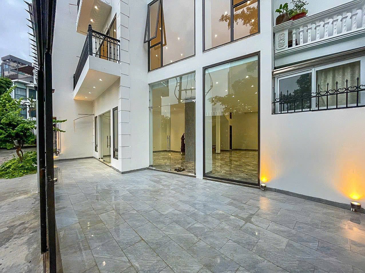 Cho thuê tòa nhà 5 tầng view Hồ Tây, vị trí đắc địa, giá 96 triệu/tháng