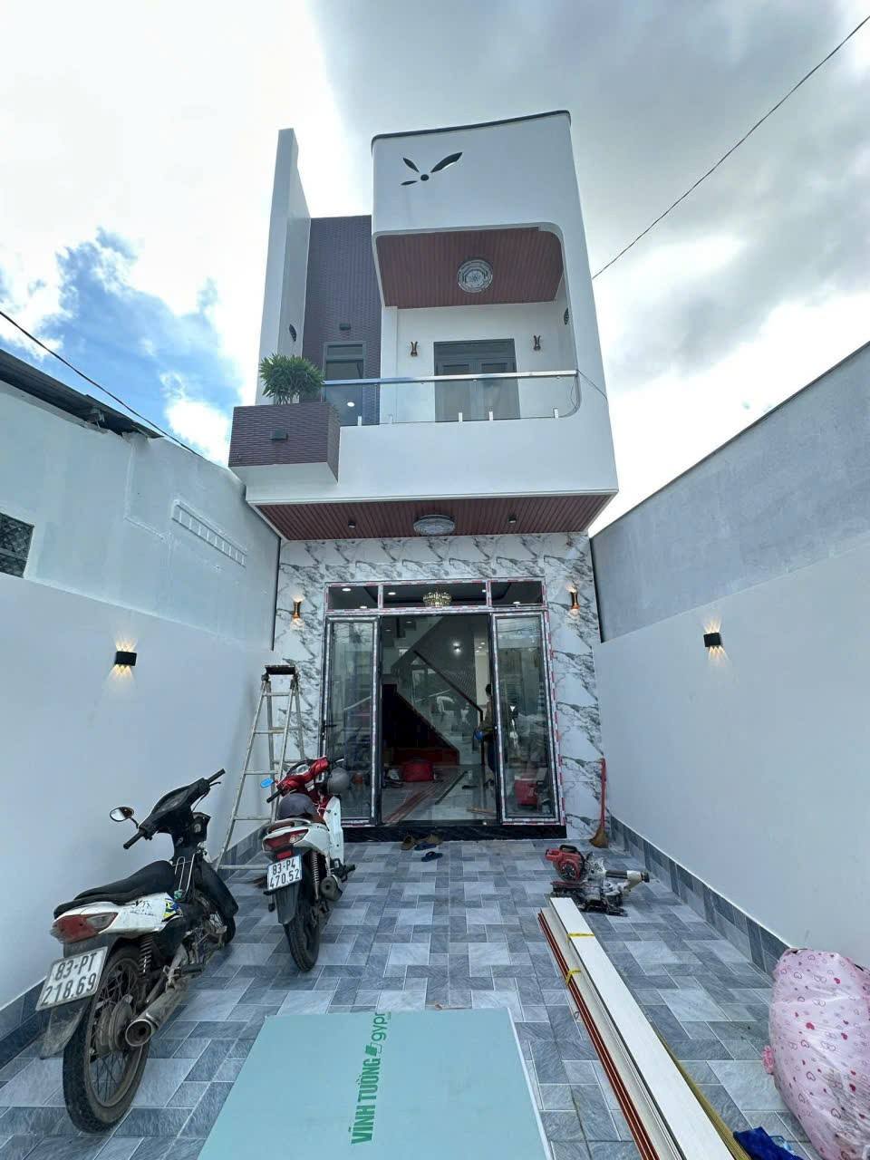 Nhà trệt lầu mới xây, hẻm ô tô, gần Vincom Sóc Trăng