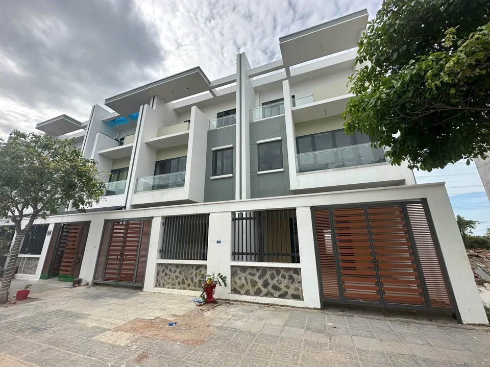 Nhà liền kề City Gate, 1 trệt 2 lầu, sổ hồng riêng, ngay Quốc Lộ 51