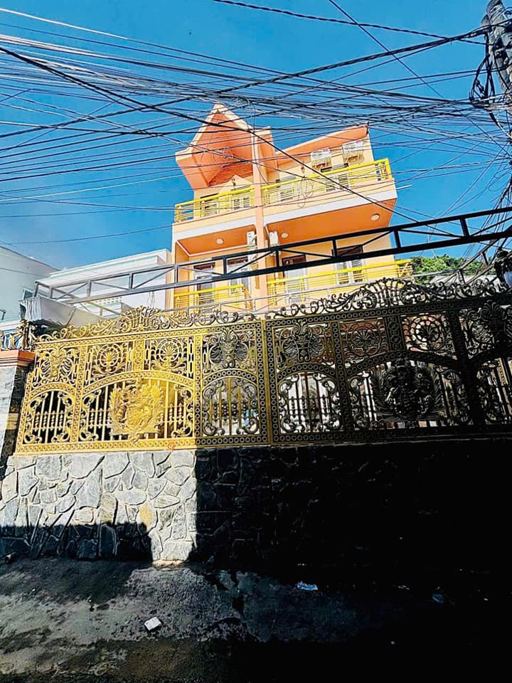 Nhà 3 Tầng Hai Mặt Tiền Vĩnh Phước, ô tô vào nhà, sát biển Hòn Chồng