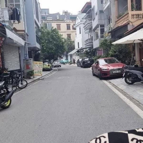 Nhà 50m2, thang máy, oto tránh, gần Công viên Nghĩa Đô - Cầu Giấy