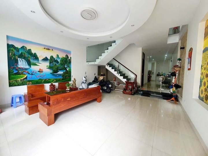 Bán nhà 4 phòng ngủ, 4wc, 130m² trung tâm thành phố Vũng Tàu, hướng đông nam