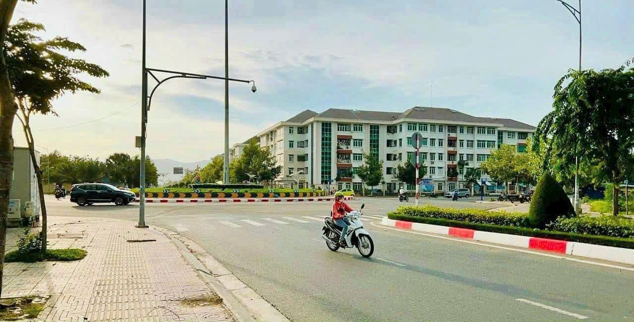 Đất vòng xoay Bà Rịa mặt tiền Võ Thị Sáu, 138m2, giá 5,6 tỷ đầu tư hay kinh doanh, chọn hết