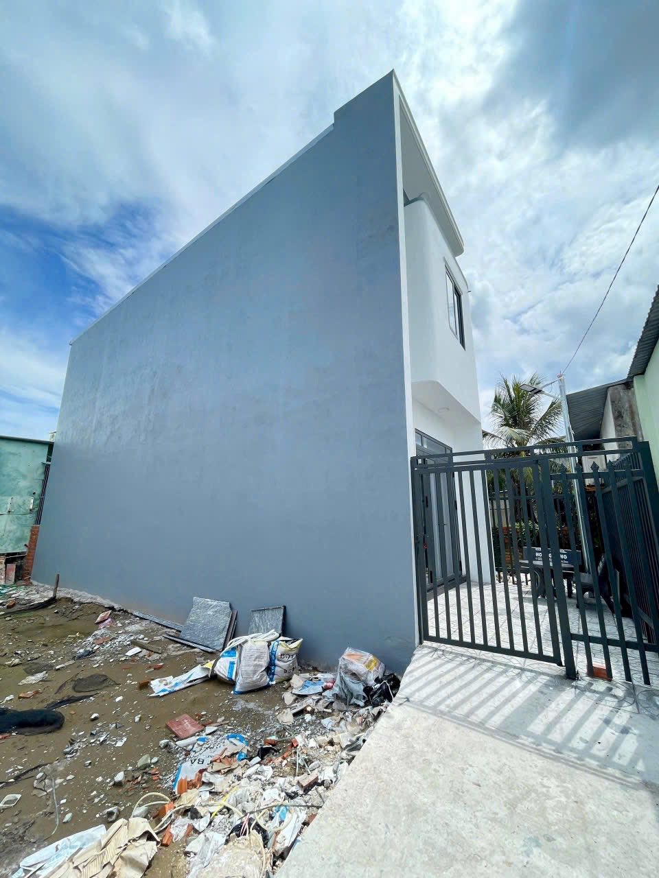 Nhà mới hoàn thiện với thiết kế 1 trệt 1 lầu tọa lạc tại hẻm số 2, đường Hai Bà Trưng