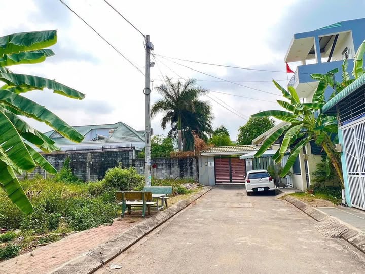 Bán đất 61m2 mặt tiền 4.2m, đường 6m có vỉa hè, gần Vinhomes Quận 9