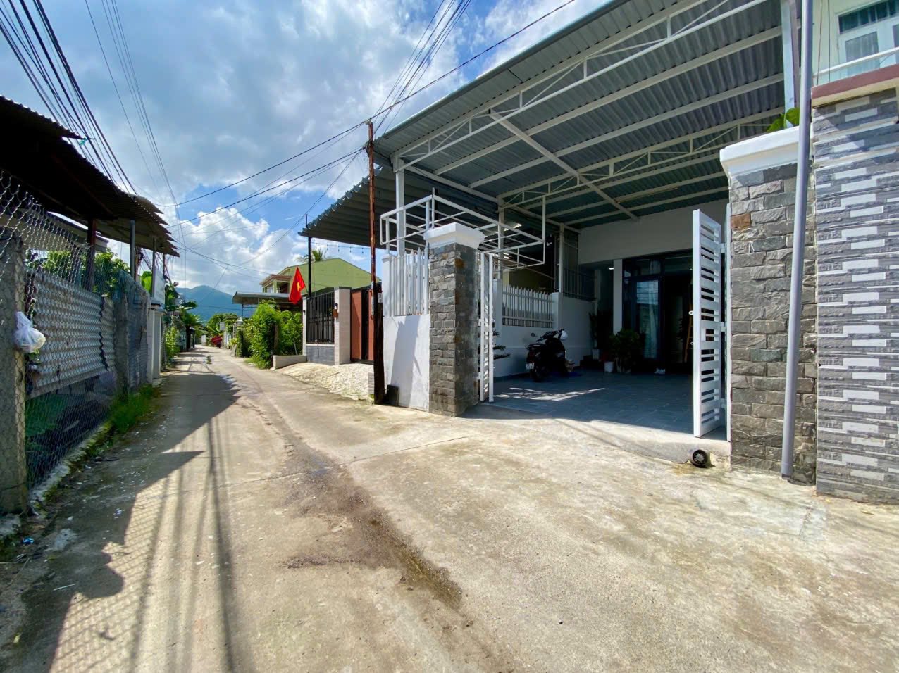 Chào bạn, mình có căn nhà mặt tiền đường Xóm Cốm mới xây