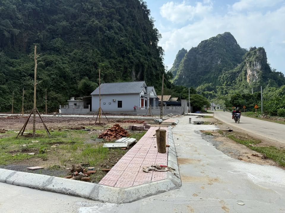 Lô đất mặt tiền kinh doanh ngay trung tâm thị trấn, giá tốt